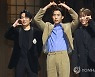 포즈 취하는 셰익스피어