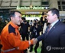 조인재 중앙119구조본부장과 인사 나누는 주한튀르키예 대사