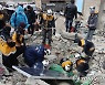 [튀르키예 강진] 시리아 반군 지역 구조 난항…"맨손으로 건물 잔해 치워"