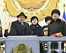 딸과 함께 열병식 참석한 김정은 국무위원장