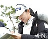 [Ms포토] 김수지 '18번홀 그린, 응원 왔다 사인만'