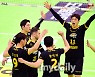 [MD포토] 환호하는 KB손해보험 '마지막 경기 웃자'