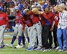 환희가 절망으로 바뀐 '1334억' 마무리, 세리머니 중 부상으로 시즌 아웃 [WBC]