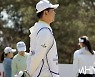 [Ms포토] 이주미 캐디 이동석 '볼이 어디로 가나'