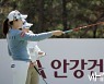 [Ms포토] 지한솔-김수지 '페어웨이 공략지점 가리키다'