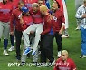형제는 끝내 웃지 못했다, 형 세리머니 부상→동생 역전 허용→4강 실패 [WBC]