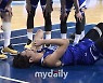 [MD포토] 이원석 '뒷목 잡고 쓰러지다'
