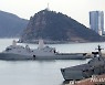나란히 정박 중인 미국 그린베이함과 한국 독도함
