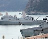 미국 해군의 수송함 '그린베이'와 한국 해군 수송함 '독도함'