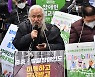 '지하철 시위' 전장연 대표 석방…박경석 "집시법 이전에 헌법부터"