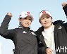 [Ms포토] 롯데 황유민-이소영 '와이어 투 와이어 우승 하며 주먹 불끈'