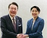 尹, 오부치 딸에 "25년 전 혜안에 감사...싸워도 만나야"