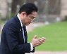윤 대통령, 일본에 선물만 안겼나···기시다 지지율만 올라