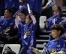 승리에 어린이 팬도 '어깨 들썩'