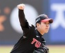 [포토]LG의 선발 마운드에 오른 강효종