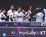 [MD포토] 박경수 '동점 홈런치고 동료들 축하 받는 베테랑'