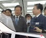 '장재훈 현대차 사장과 대화 나누는 이재명 대표'