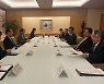 통일부장관, 일본 외무상·관방장관에 협의 채널 제안