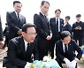 與 지도부, 서해 수호의 날 기념식 총출동…천안함 유족들 위로