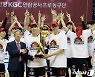 정규리그 우승 트로피 들어올리는 양희종과 오세근