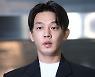 [포토]유아인, 12시간 조사후 귀가