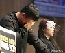 눈물 닦는 이우진 작가