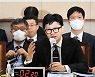 민주 “사과하고 시행령 바꿔라” 한동훈 “왜 깡패·위증 수사 막나”
