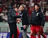 1-2로 패한 선수들 격려하는 클린스만 감독 [포토]