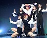 [T포토] 빌리 '인챈티드 나잇 무대'