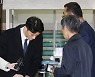 [포토] 5·18 단체 회원들에게 고개 숙인 전두환 손자