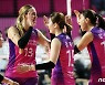 하이파이브하는 김연경과 옐레나
