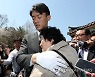 전두환 대신 무릎 꿇은 전우원씨…5·18 유족 눈물로 손잡다