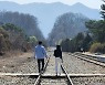 반곡역 철길따라 연인과 함께 봄나들이