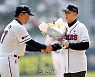 [포토] 김인식 전 감독 ‘두산 잘 이끌어 주게’