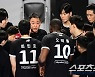 '벼랑 끝' 최태웅 감독 "남자배구 인기 위해 더 해야 하는데"