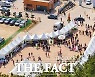 "4년만의 대면 행사라 즐거워요" 옥천묘목축제 북적 [TF사진관]
