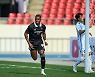 [b11 현장] "경험하니 더 놀랍다" 데뷔전 '2골' 터트린 크리스의 'K-축구' 적응기