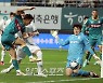 [포토]조유민,GK에 막혀