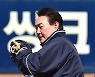 尹, 프로야구 개막전 '깜짝 시구'에 허구연이 보인 반응