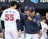 '개막전 끝내기 승리' 이승엽 두산 감독 "기념구는 로하스 몫"