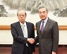 중국 왕이 “일본이 계속 평화적 발전의 길 갈지 의문”