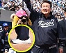 尹 '깜짝 시구'…김여사와 함께 신은 운동화의 '놀라운 가격'