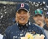 꽃을 든 이승엽 감독 [MK포토]