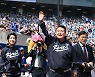 윤석열 대통령, KBO 리그 대구 개막전에서 깜짝 시구