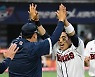 이승엽 감독, '캡틴 허경민과 승리 하이파이브' [사진]