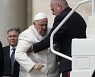 프란치스코 교황, 입원치료 사흘 만에 퇴원 "나는 아직 살아 있다"