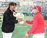 150승 기념 꽃다발 받는 김광현
