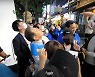 이재명에 ‘치킨뼈 그릇’ 던진 60대男, 2심도 징역형 집행유예