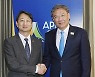 악수 나누는 안덕근-왕 원타오