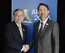 악수하는 한-싱가포르 통상교섭본부장